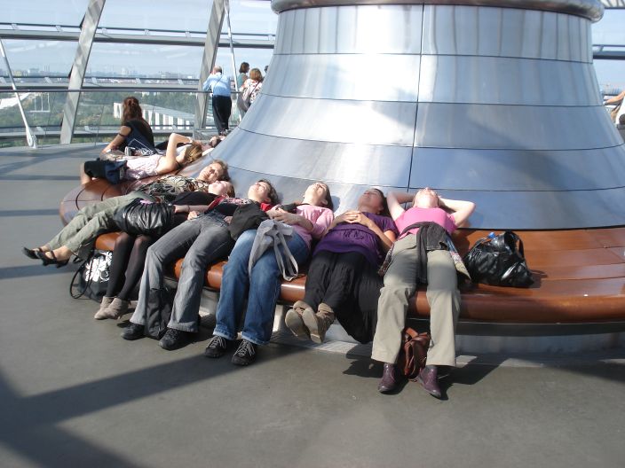 Liegend unter der Reichstagskuppel